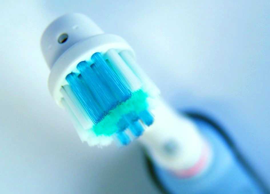 Щетинки электрической зубной щетки меняют цвет 